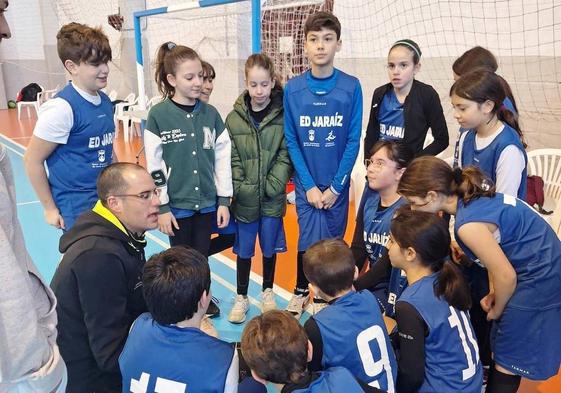 Ángel M. Cañada dando instrucciones a sus pupilos.