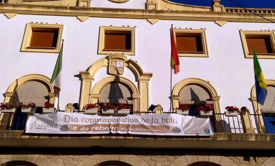 El Ayuntamiento luciendo la pancarta conmemorativa del 8 de febrero de 1217.