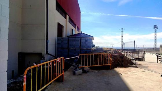 Comienza la construcción de los aseos del escenario del polideportivo