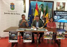 Carlos Labrador, Luis Miguel Núñez y Cintia Gómez durante la presentación del campeonato en el Ayuntamiento.