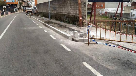 Ensanche muy demandando del acerado de Hernán Cortés o travesía Jaraíz-Collado