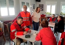 Los voluntarios jaraiceños en Gargüera midiendo la presión arterial a las personas mayores.