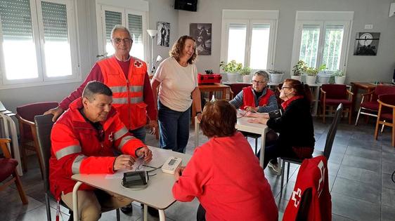 Los voluntarios jaraiceños de Cruz Roja atienden a los mayores