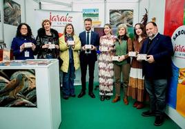 Guardiola y Núñez con otras autoridades y acompañantes en el estand de Jaraíz.