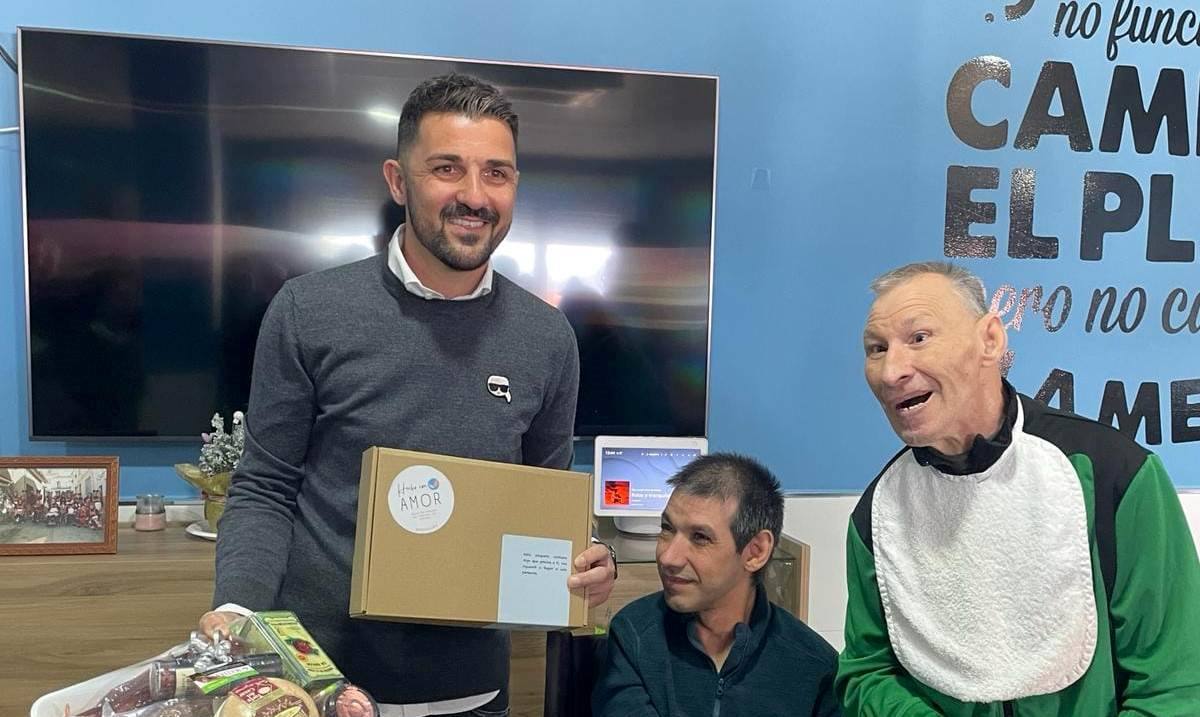 David Villa, el mítico '7' de la Roja, visita el centro jaraiceño de Aspace