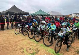 Los niños preparados en la línea de salida del circuito jaraiceño de Santa Lucía.