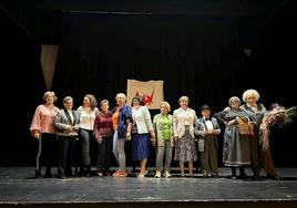 El grupo de teatro en otra velada anterior sobre el escenario del Avenida.