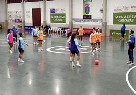 Un entrenamiento de la seleccioón españoña femenina de fuútbol sala, en el pabelloón de deportes de Jaraíz.