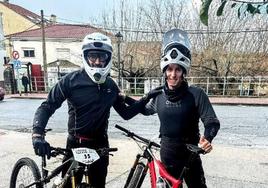 Jerónimo y Daniel, tras la prueba con las bicicletas utilizadas en la prueba.