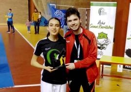 Andrea Corrales con el trofeo de campeona de Extremadura con su entrenador Daniel Castillo.