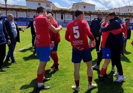 Los pimentoneros celebran la importantiísima victoria en tierras oliventina.