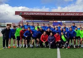 Jugadores, técnicos, auxiliares y directivos en posado de familia.