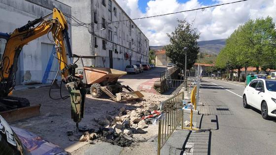 Las calles Grupo San Pedro Alcántara y Robledo, cortadas por obras de accesibilidad