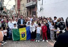 El alcalde con los vecinos durante la grabación.