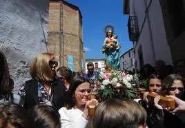 Procesión, el pasado año, con la imagen pequeña de la Virgen del Salobrar, llevada por los niños.