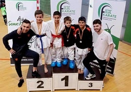 En el podio, Darío Vallinot, oro; Nicolás Venturas, plata; Fernando Corrales, bronce; y Mario Portalatín, bronce, con los entrenadores Moi Castillo y Dani castillo.