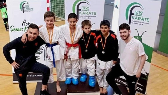 22 medallas para los alumnos del Club de Karate en los Judex de Cáceres