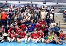 Aficionados y jugadores, el pasado domingo, celebrando la victoria.