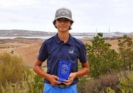 Jaime con el trofeo de campeón juvenil de Extremadura de golf y detrás el río Guadiana a su paso por Badajoz.