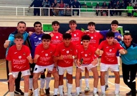 El equipo flanqueado por Marcial y Luismi.