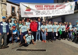 Salida de la novena edición de la ruta senderista, esta mañana, en la plaza Mayor.