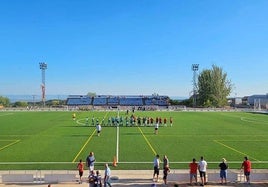 Polideportivo municipal, con la grada sur al fondo.