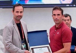 Óscar Castillo entregando la placa a Dani Baños.