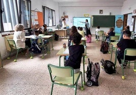 Profesoras y alumnos durante una de las actividades.