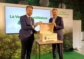 Luis Miguel Núñez y Agustín Delgado mostrando la cápsula del tiempo y su contenido.