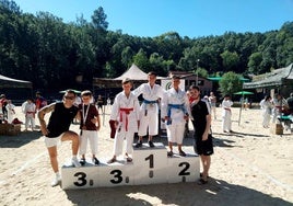 Moi Castillo y Dani Castillo, los preparadores, con varios de los alumnos galardonados.