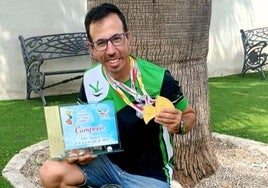 Carlos Labrador con las medallas y trofeos conquistados este fin de semana en tierras valencianas.