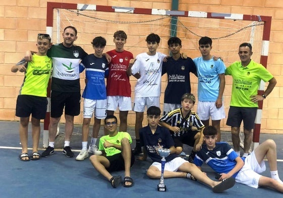 Los técnicos y jugadores del Sporting Publijaime Jaraíz con el trofeo conquistado en Cuacos de Yuste.