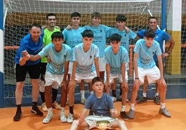 El equipo flanqueado por Marcial y Luismi mostrando el trofeo conquistado en Losar.