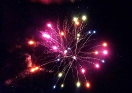Quema de fuegos artificiales en el polideportivo municipal de Jaraíz.