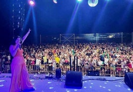 Nerea Mateos en el auditorio del polideportivo municipal jaraiceño en una de las actuaciones de las noches culturales de verano.