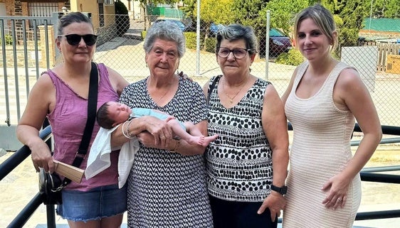 Una familia jaraiceña suma cinco generaciones tras el nacimiento del último miembro