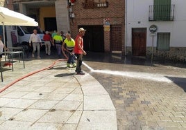 Los operarios municipales acometiendo el lavado de cara de la plaza Mayor.