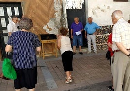 Una de las participantes en el concurso de rana, en la avenida de Yuste.