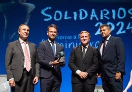 Luis Miguel Núñez con el premio, tercero por la derecha, al lado de Ignacio Grajera y Fernando Iglesias.