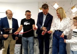 Corte de la cinta por el alcalde, sujetada por Jorge, Marta y su hijo, flanqueados por Hernández y López.