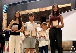 Cuatro de los alumnos premiados en la gala del karate extremeño.