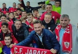 Jugadores, directivos y aficionados celebran la victoria ante el CD Extremadura.