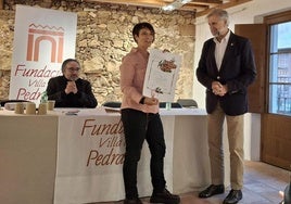 Chelo Sierra recogiendo el original diploma