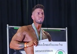 Jesús Labrador Romero muestra la medalla de plata y el diploma de subcampeón de Extremadura