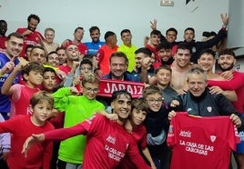 Jugadores, directivos y aficionados celebran el triunfo y el liderato del equipo pimentonero.