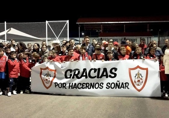 La hinchada pimentonera con la pancarta de agradecimiento al Jaraíz por tener a todo un pueblo en una nubel de ilusión.