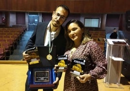 Carlos con su mujer mostrando los galardones, tras la ceremonia de entrega.