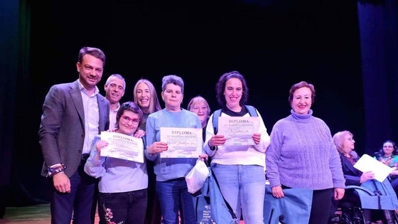 Cinco usuarias de Vera Plena Inclusión participan en un taller de teatro