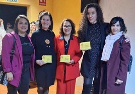 Cintia Gómez, Margarita González, Ana Isabel Paniagua, Ana María Gómez y Miriam Bajo al término de la entrega del galardón.
