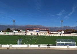 Campo de fútbol y al fondo la tribuna noroeste, recientemente construida.